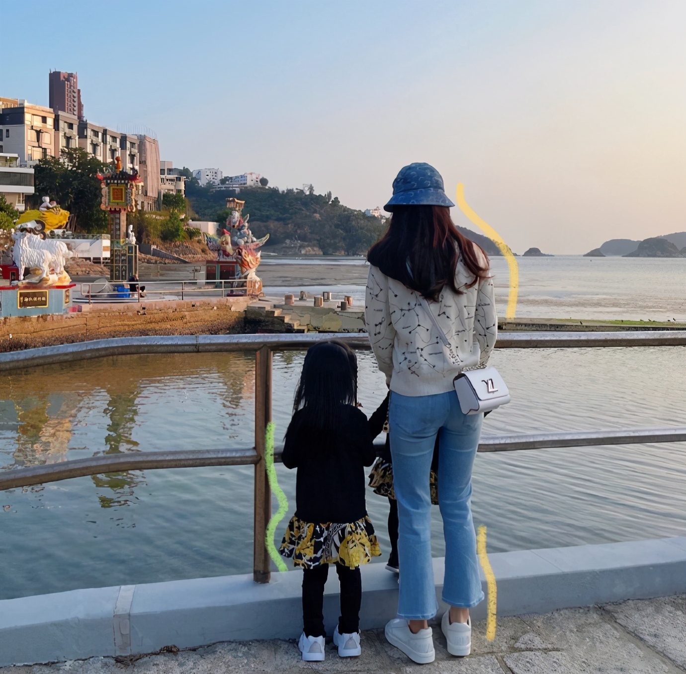 方媛曬一家四口出遊照，畫面歡樂又有愛，倆女兒穿姐妹裝超可愛