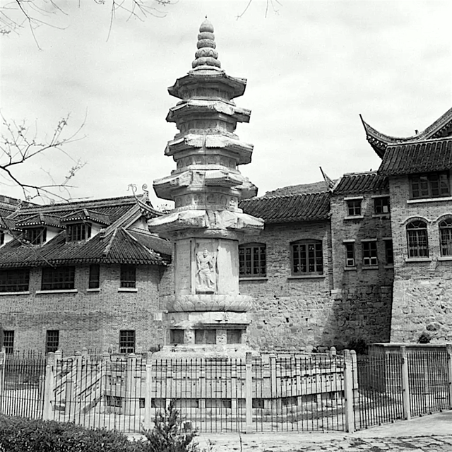 老照片：1945年江苏南京，明城墙下的昔日风景