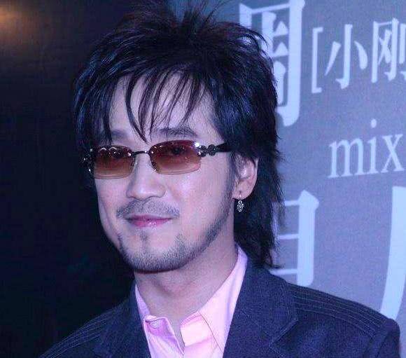 舞台|周传雄重返舞台被新人点评引争议 “情歌教父”这些年到底经历了什么