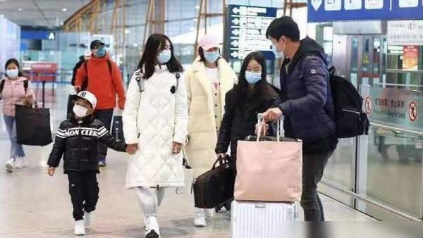 佟大为一家五口出行，14岁女儿身高超1米7，小儿