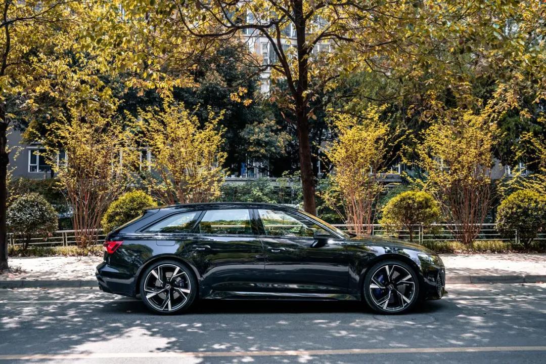 试完这台奥迪8缸性能车后发现，原来性能车也能很舒适