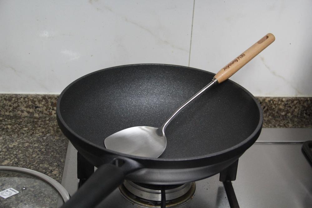 九阳晶钻耐磨不粘锅：一款敢随锅送钢铲的明火锅