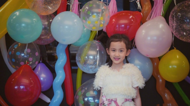 黃磊孫莉曬照為二女兒慶生，7歲多妹穿公主裙扎小辮，越來越漂亮