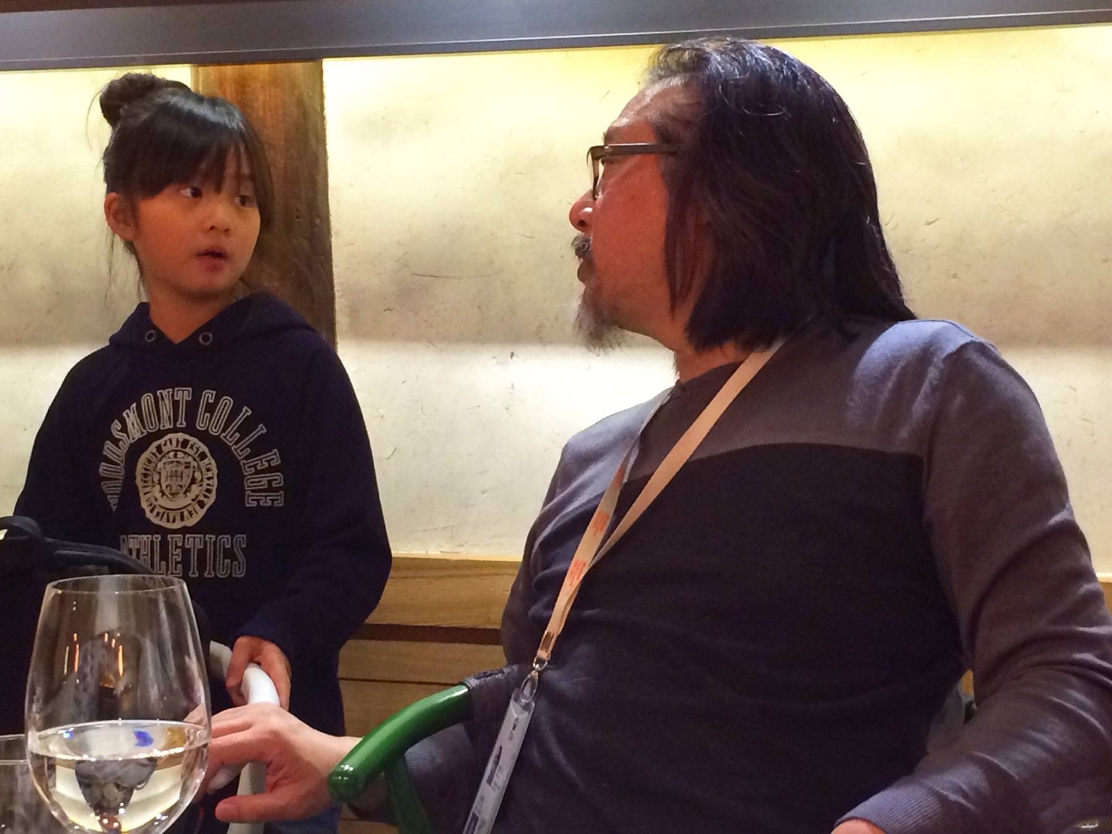 多多与话剧演员们合影，身高直逼何炅气质出众，高清舞台照再曝光