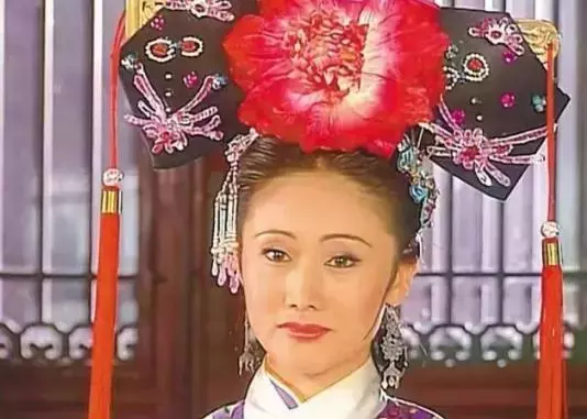 清朝皇帝的女人为何脖子上要戴龙华，不是为了保暖，原来另有作用