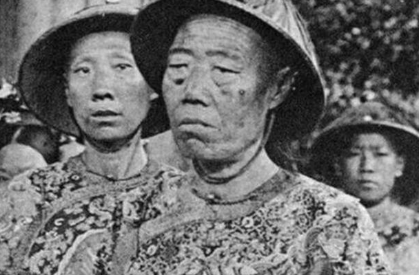 北京发现李莲英之墓，废3把铁锤才打开，棺中景