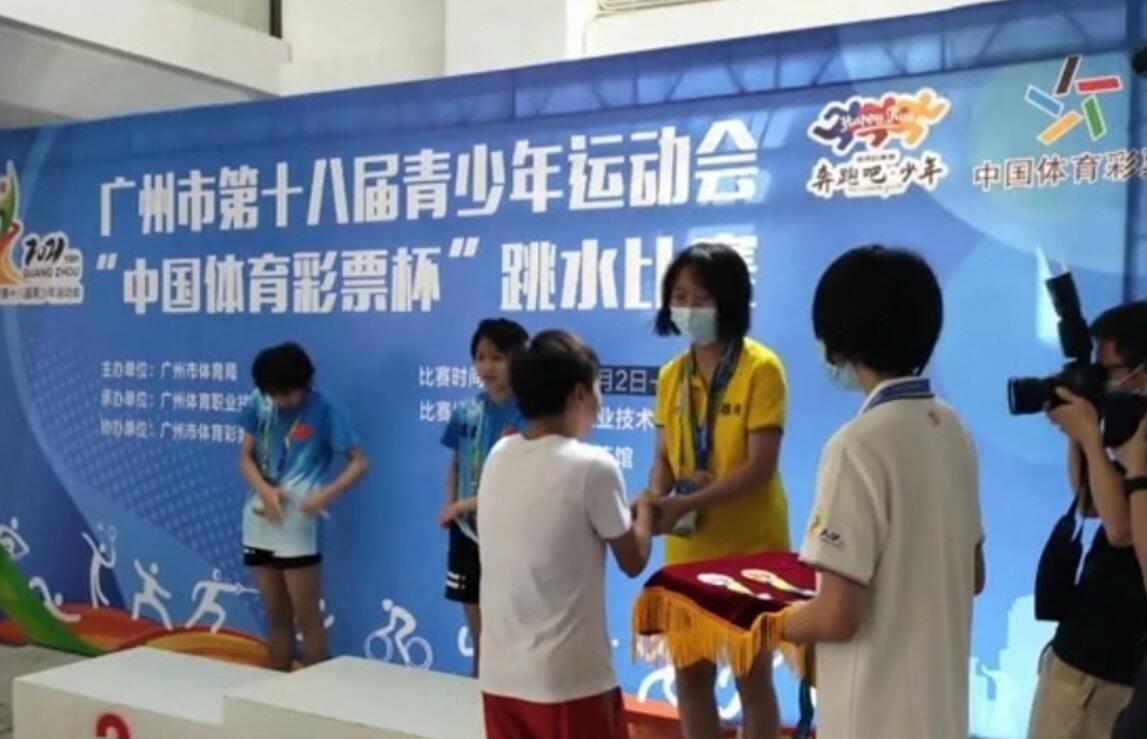 何威仪拎包，陈艾森护送，全红婵变团宠，小队员偶遇红姐兴奋捂嘴