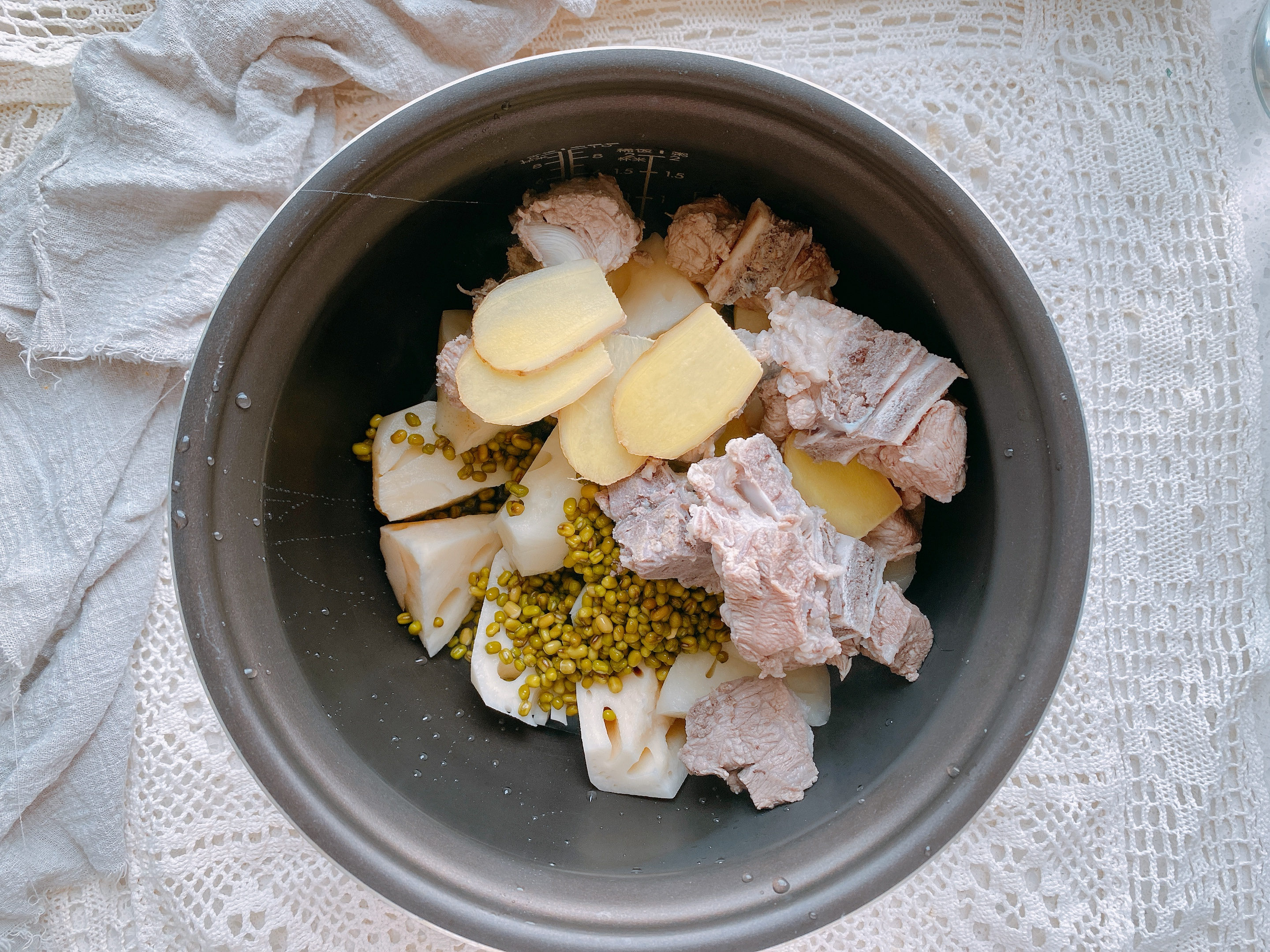 2节莲藕1把绿豆，炖出最适合秋天的汤，清热降火健脾补钙，超好喝