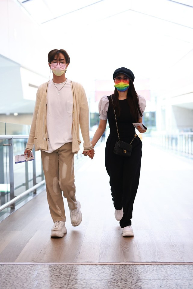 52岁伊能静和儿子同框现身姐弟既视感，恩利紧牵妈妈手暖男范十足