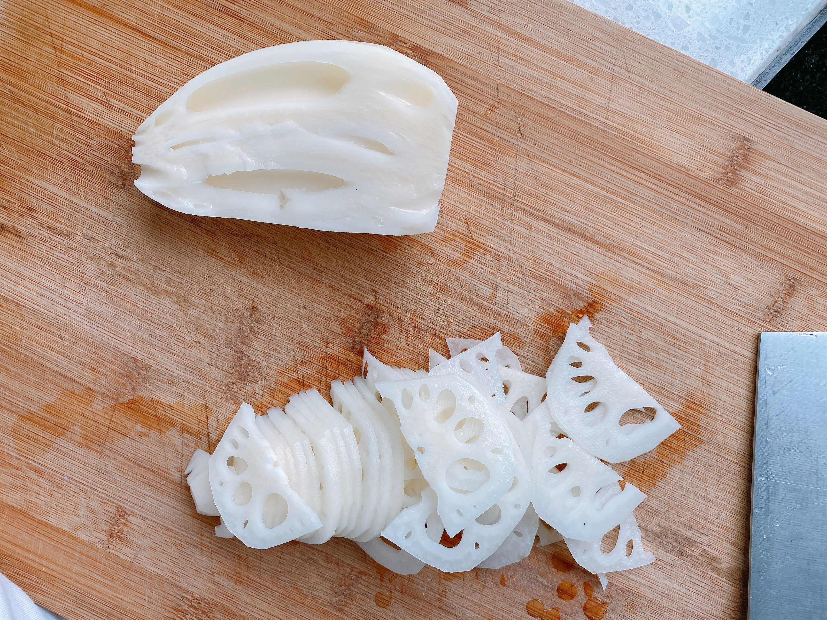 夏季开胃菜糖醋藕，掌握3个重点，色泽红亮不发黑，口感脆嫩酸甜