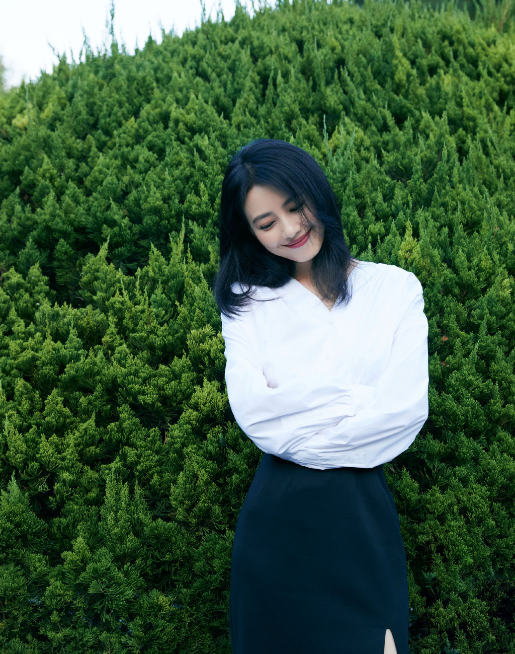 高圆圆“生图”真高级，卷发配白色连衣裙优雅减龄，不像40岁