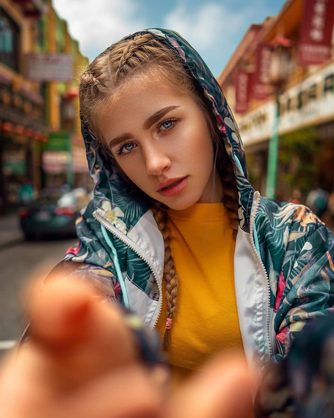 眼里有春天，心花才能怒放；胸中有大海，胸怀