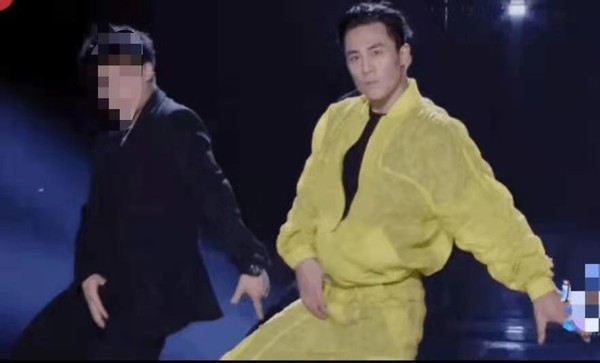 Du Chun heats up dance to be spat again groove, it is good to wear translucent shirt to be soaked awkward, the netizen breathes out continuously hot eye