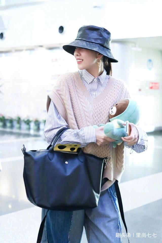 被曝恋张一山后宋妍霏走机场，亲爸来接机，戴