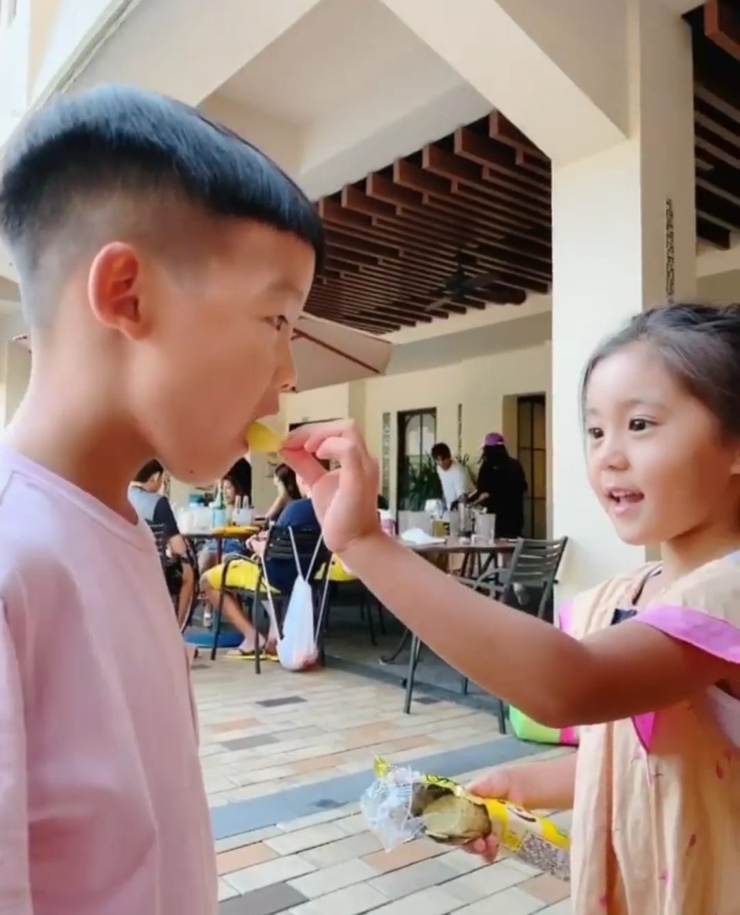 陈建州晒儿子和咘咘互喂零食超浪漫，修杰楷大方同意飞飞追咘咘