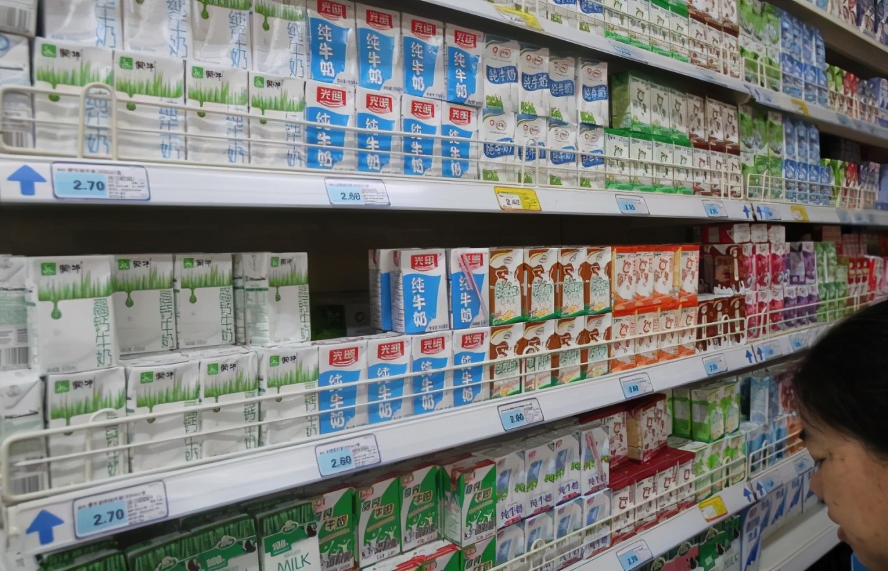 變味的學生奶：調制乳替代純牛奶，問題奶頻發，伊利也曾中招
