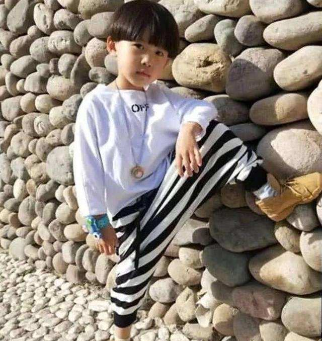 易烊千玺7岁弟弟创造魔方世界纪录，仅学习9个月每天苦练6小时