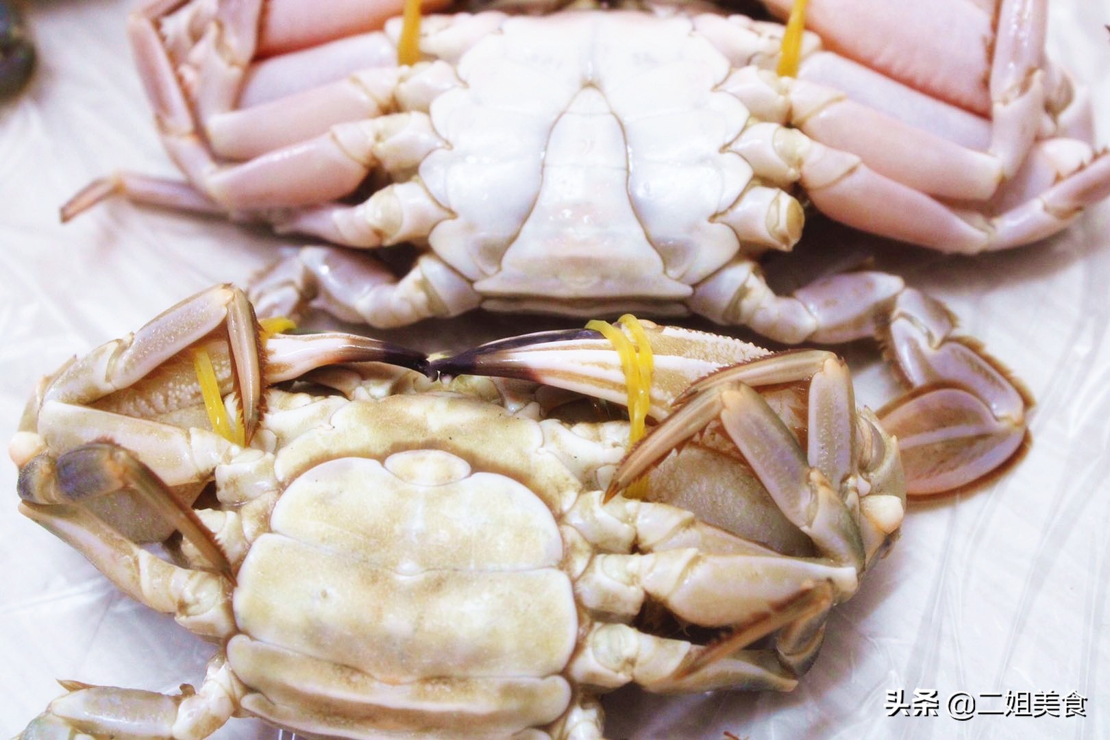 爱吃螃蟹但不会挑？老渔民教您2招，保准个个肥嫩，太香了