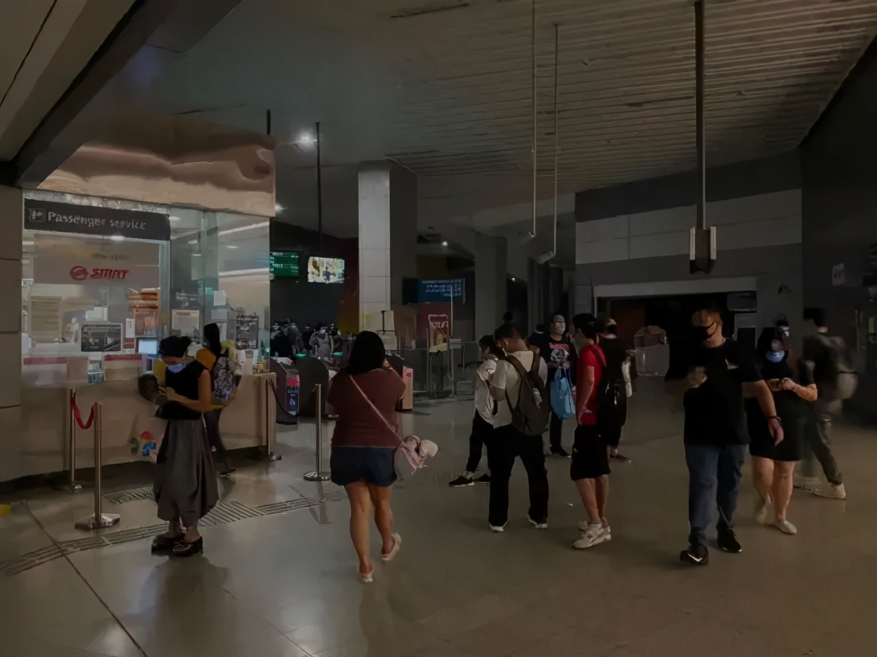 新加坡三条地铁高峰期停电、瘫痪！万人被困回家难