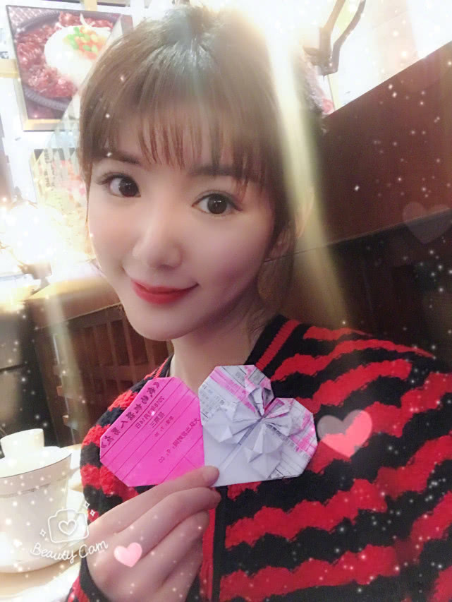 毛晓彤与好友聚会喝咖啡，妆容精致状态好，纤细身材如芭比娃娃