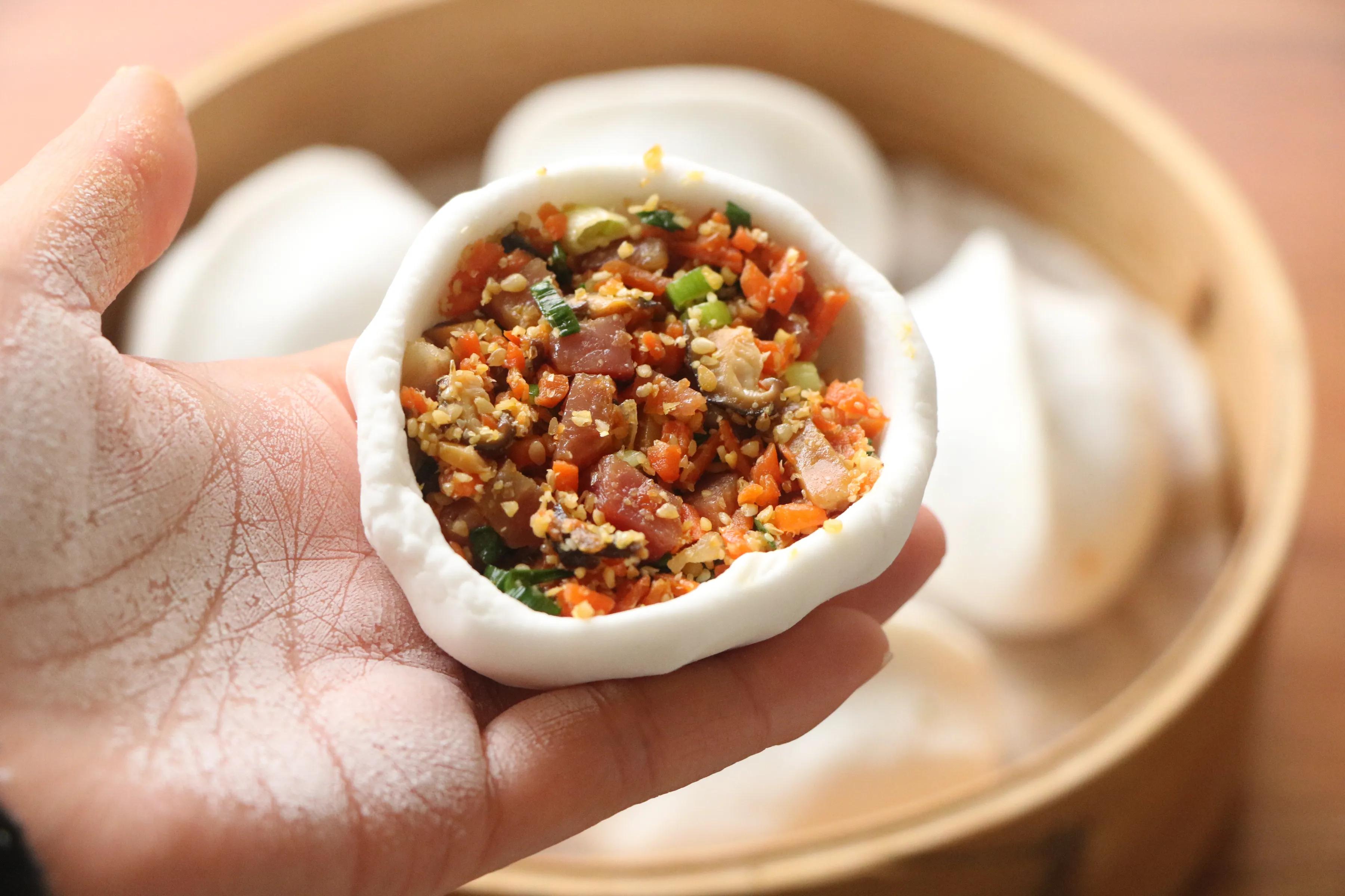 比包子饅頭還好吃，外皮有嚼勁，餡料滿滿，一次吃3個都不過癮！