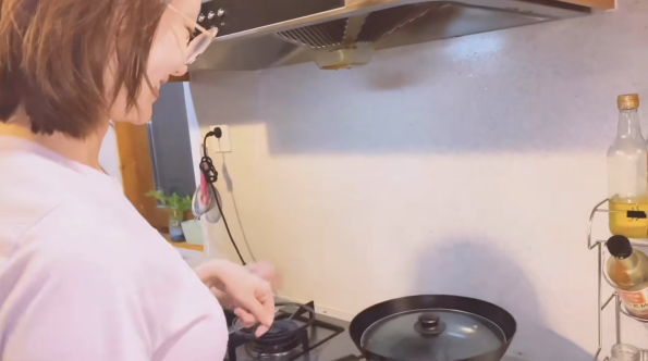 苗苗怀孕传闻坐实？视频孕味十足，不敢露下半身，郑恺晒照心情好