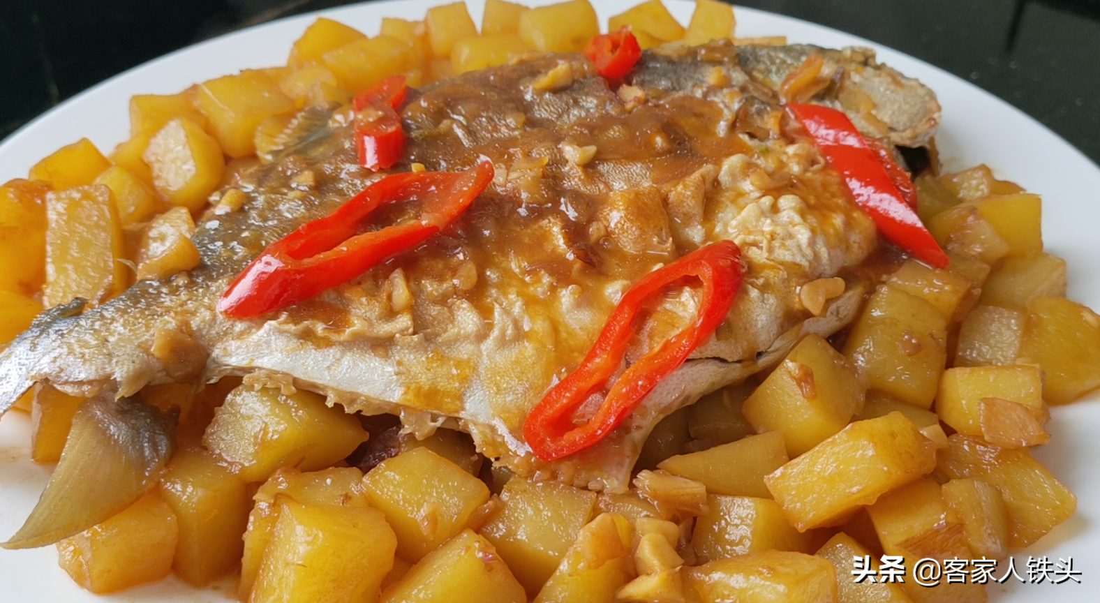 過年魚肉有過癮吃法，加2個土豆一起做，味美鮮香，好吃又過癮
