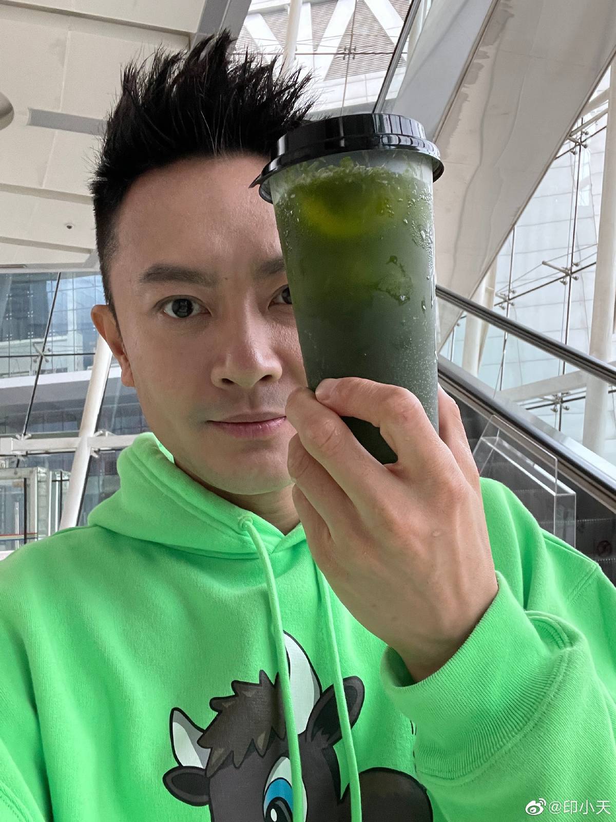 印小天与男生当街表白？大呼此生最爱就是你，还被该男子双手捧脸