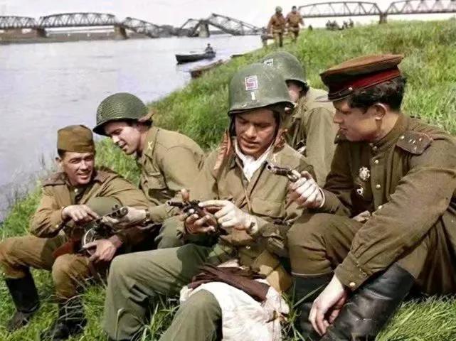 历史瞬间：列宁平时“爱撸猫”，图9日军一枪爆头戴头盔的美军