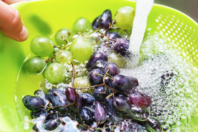 洗葡萄别再用盐水了，教你正确洗法，干净没虫卵，吃葡萄不用去皮