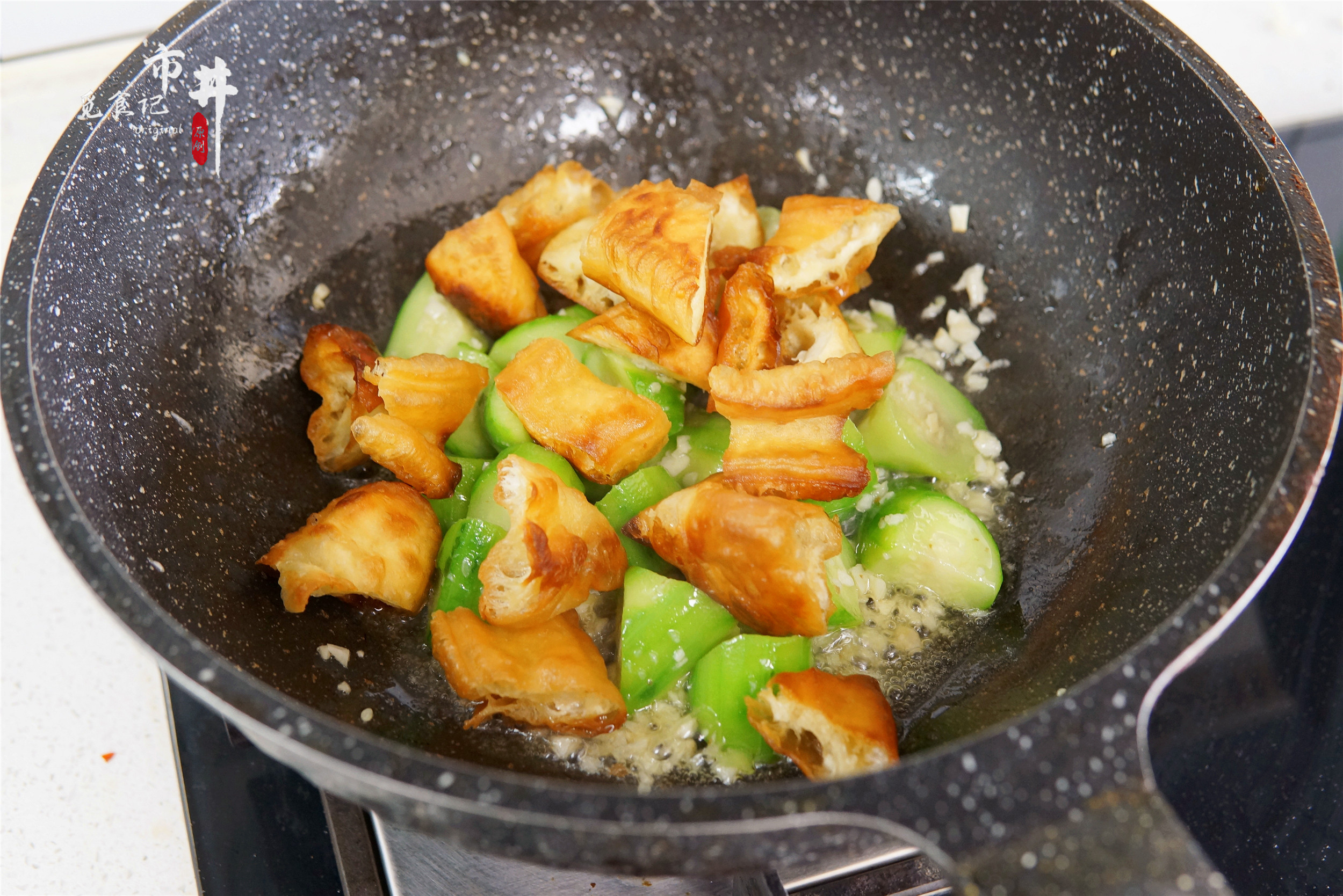 夏天没胃口，用丝瓜和油条巧搭配，想不到的好吃，次次吃不烦