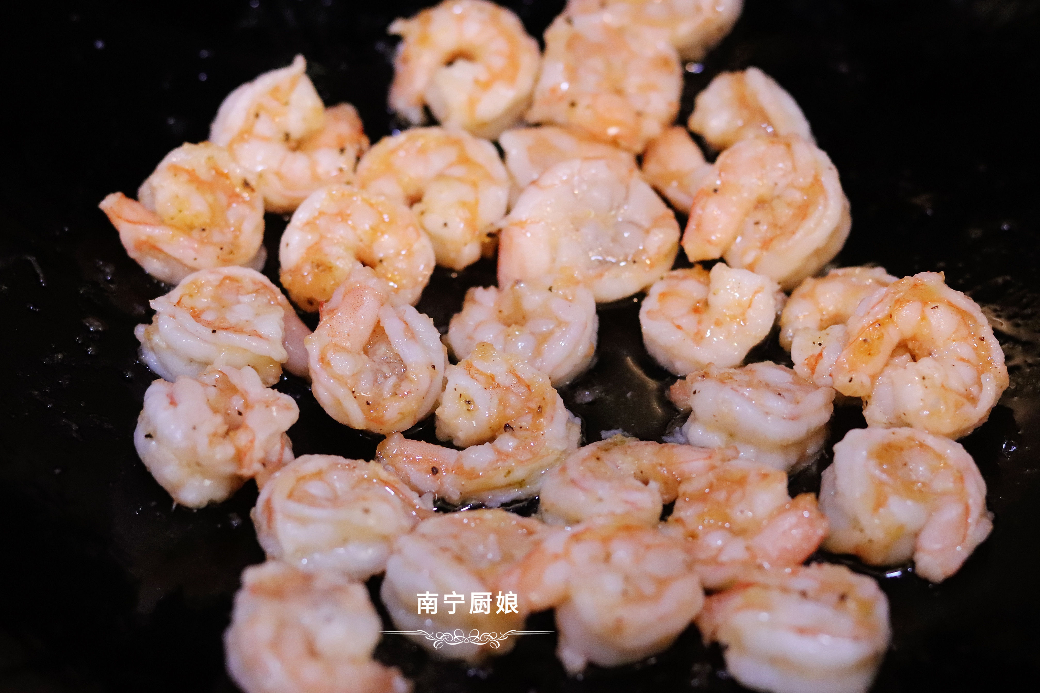 教你沒吃過的蝦仁新做法，一周吃7次都不膩，一次做一大盤不夠吃