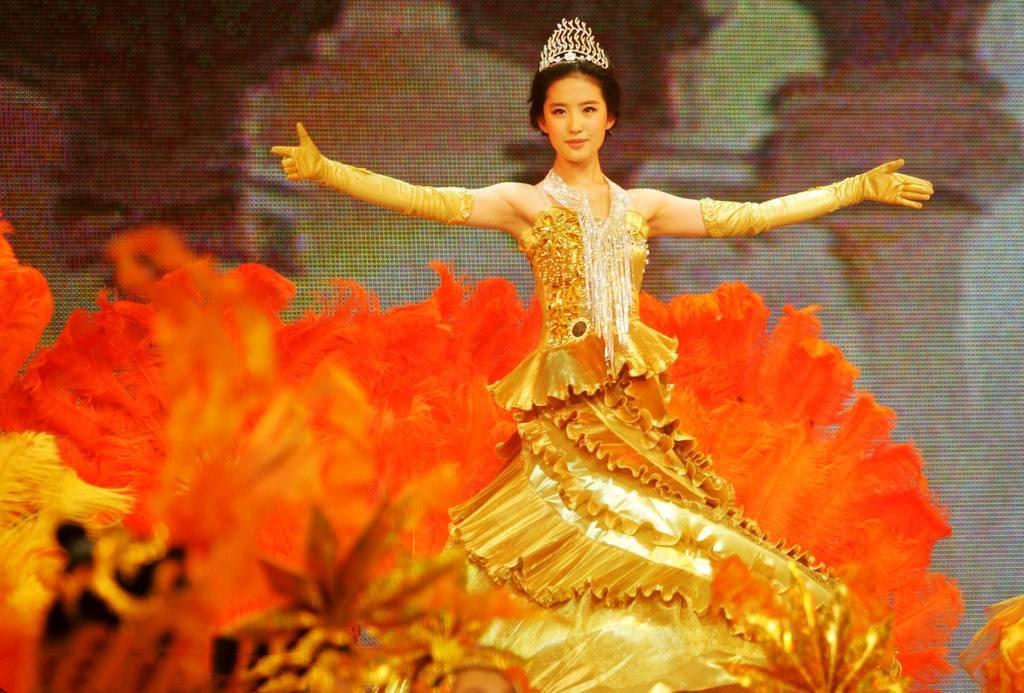 金鹰女神礼服曝光！满身藏小灯泡还会发光，鹰羽元素硬被做成鸡毛