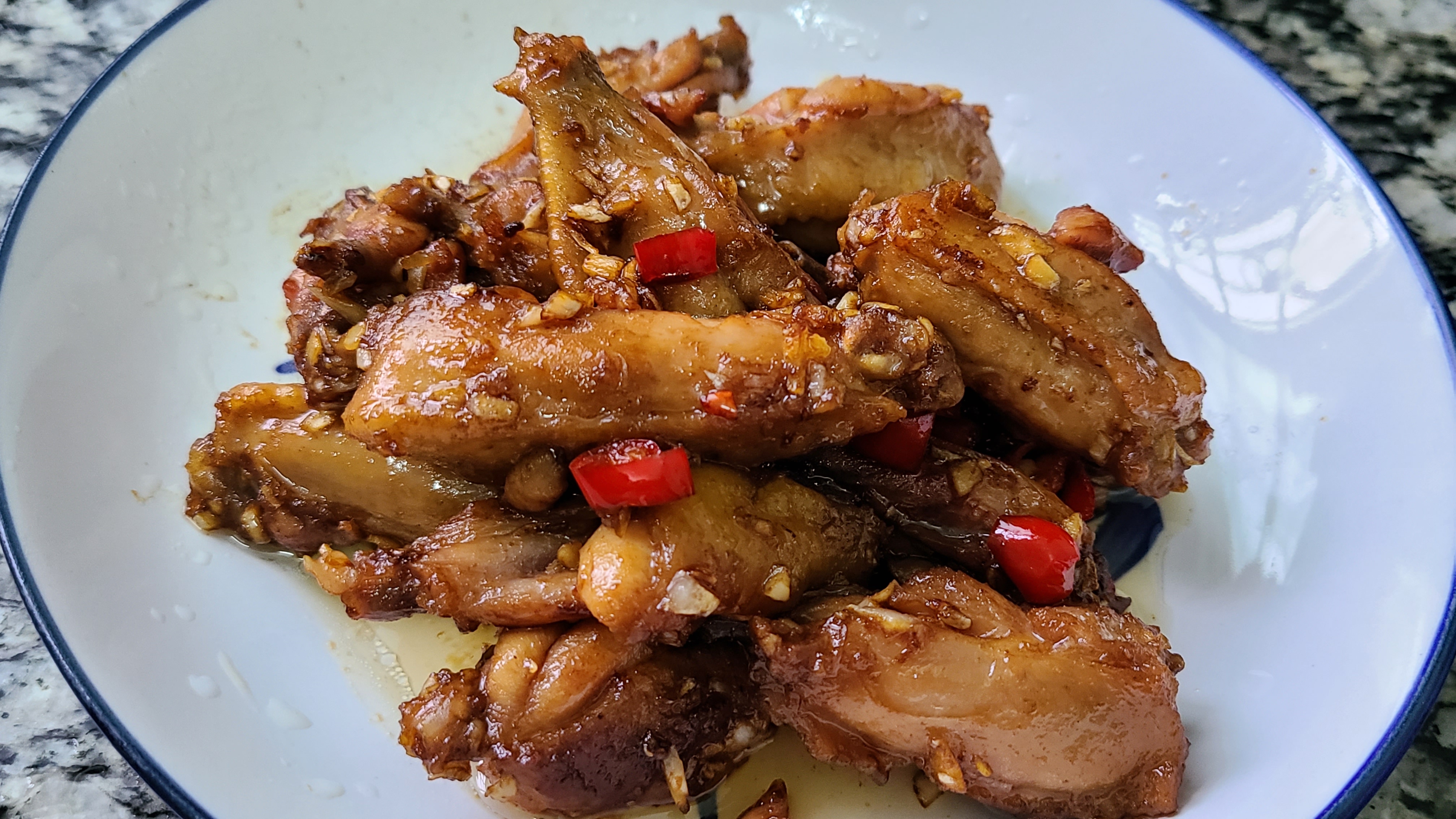 蒜香雞翅，很好吃的一道美食，學會這個家常做法，看著就想吃