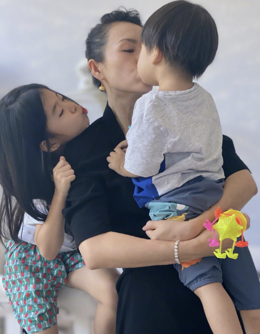 章子怡深夜晒与儿女亲吻照，忙到忘记吃月饼，在线辟谣拍《无名》