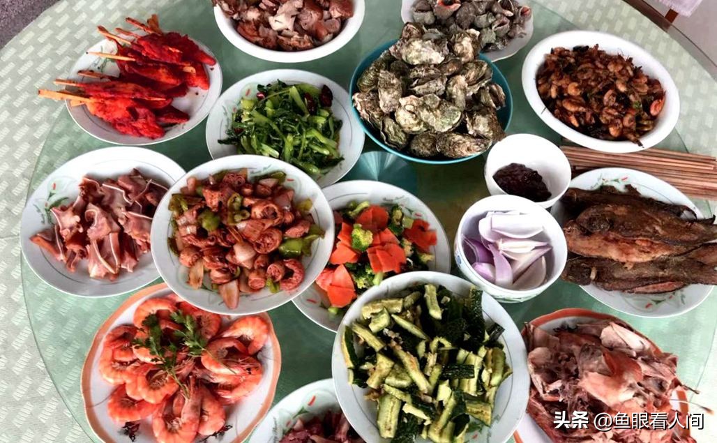 中秋节餐桌美食，看青岛人的海鲜大餐，梭子蟹和大虾不可少