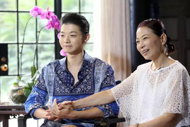 剖析吴亦凡、霍尊成长经历，发现一个共性，家有男孩引以为戒