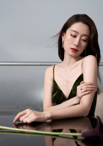 It is to wear homebred ceremonial robe or dress likewise, jin Jing is sexy and lovely, zhang Xiaofei is elegant, zhao Li Yingyan presses full-court