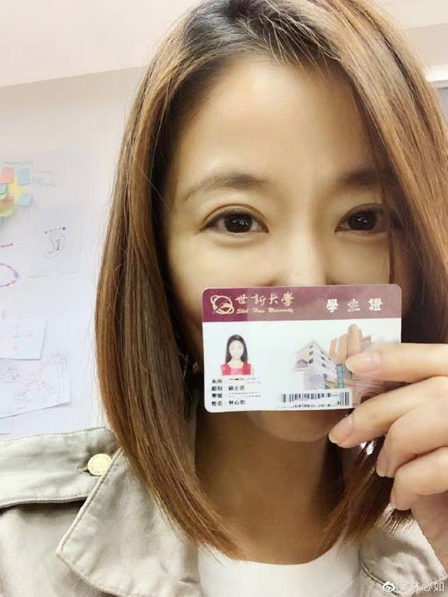 林心如硕士顺利毕业，穿学位服拍毕业照，模样清新可爱像校园女神