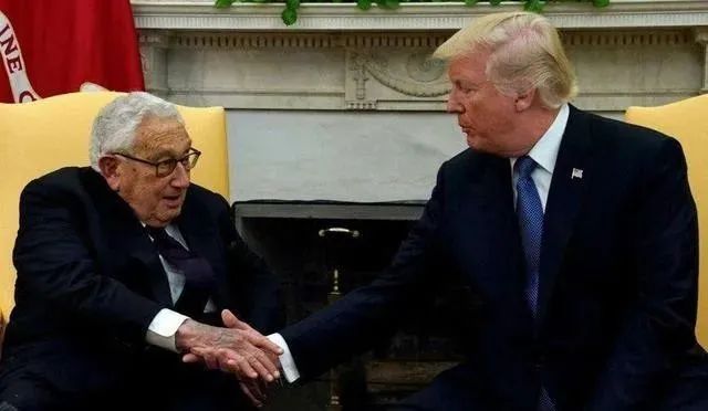 中国必须救美国？基辛格发出警告：美国败了中