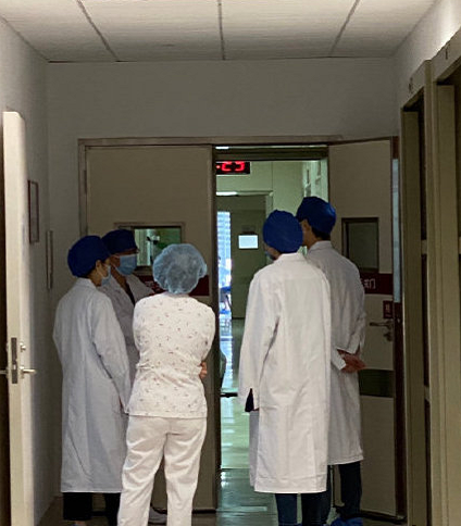 杨洋出演抗疫剧路透，穿白大褂体验医生生活，