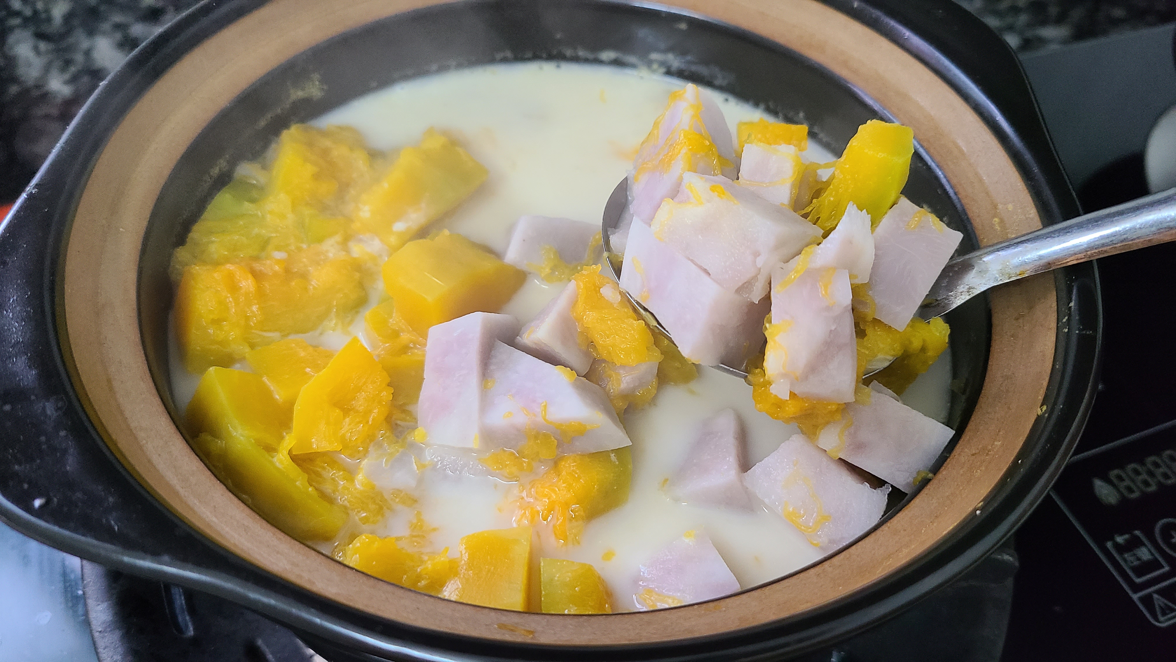 天氣越來越熱，教你一道廣東很好吃的南瓜香芋煲，又濃又香