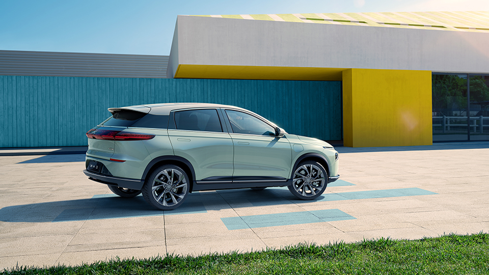 小鹏G3i对比宋PLUS EV：有趣向左，实用向右
