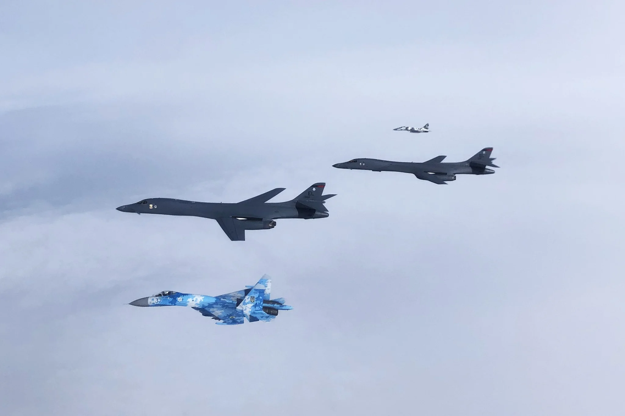 美国正面力挺乌克兰！俄罗斯发出警告：B-1B轰炸机威胁太大了