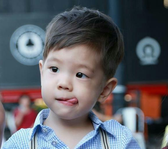 看到7歲嗯哼的偷拍照，才知道霍思燕有多狠，難怪兒子這麼優秀