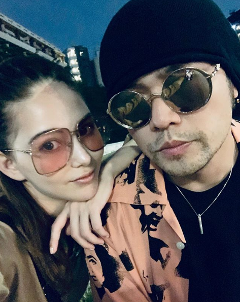 周杰倫攜妻兒參加生日趴，昆凌抱著三歲羅密歐拍照，媽媽力爆棚