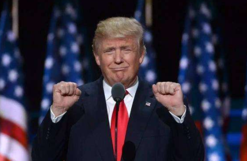 美国民众直接愤怒了！近10万人丧生后，特朗普竟