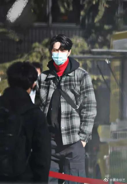 央视|王一博现身央视春晚联排！格子大衣搭配红毛衣 男神又帅出新高度