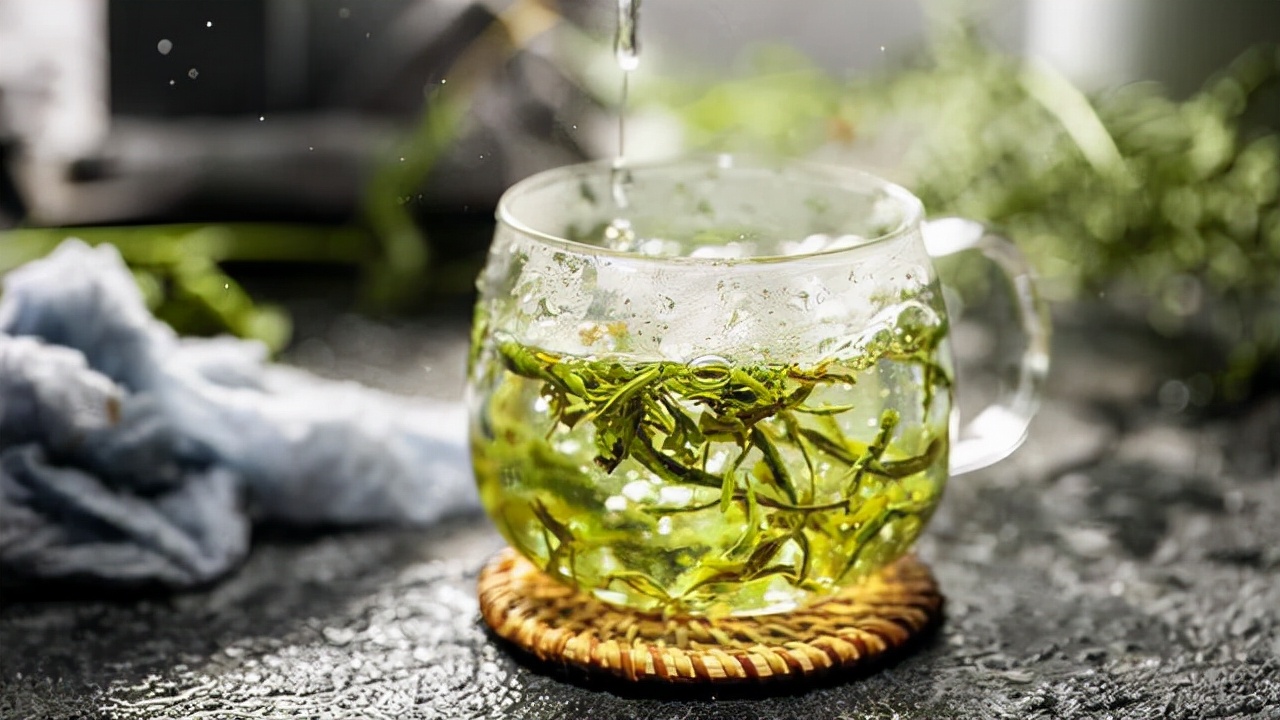 泡綠茶，別總是先放茶葉再倒水！想要茶香味好，請(qǐng)牢記這個(gè)順口溜