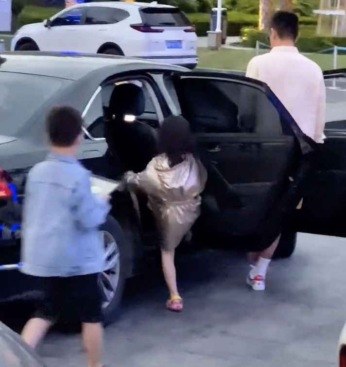 度假一家三亞度假被偶遇，神秘女孩兒現身，再被質疑是霍思燕二胎